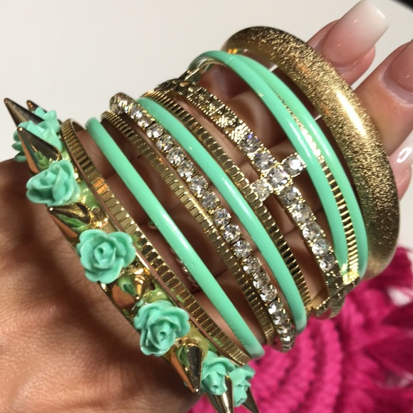 Jewelry - ✨3/$20✨ HP 🥳 NWT 12 piece set of jeweled bracelets!